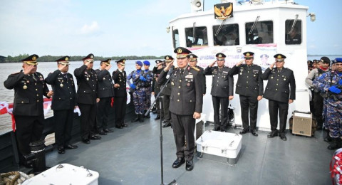Wakapolda Jambi Pimpin Upacara Tabur Bunga di Perairan Kuala Tungkal
